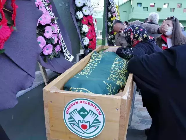 Bıçaklanarak öldürülen 16 yaşındaki Sıla'nın cenaze töreninde kahreden anlar! Annesi sinir krizi geçirdi