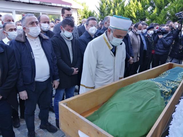 Bıçaklanarak öldürülen 16 yaşındaki Sıla'nın cenaze töreninde kahreden anlar! Kızının tabutuna sarılarak gözyaşı döktü