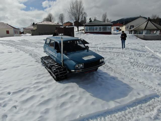 Gören telefona sarılıyor! 1977 model Toros'a palet taktı, karla kaplı yaylalarda geziyor