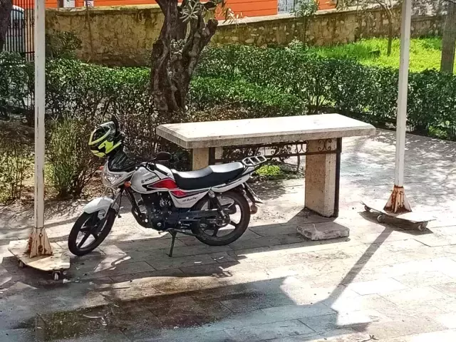 Hırsızlardan bıkan şahıs, motosikletini musalla taşına park etti