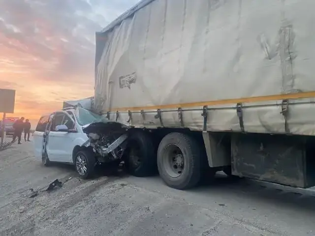 Kamyona arkadan çarpan hafif ticari aracın sürücüsü öldü