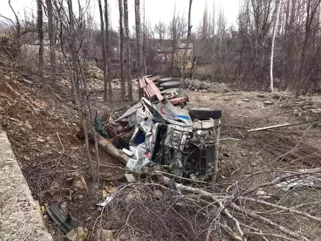 Freni boşalan vinç şarampole uçtu, sürücüsü araçta sıkıştı