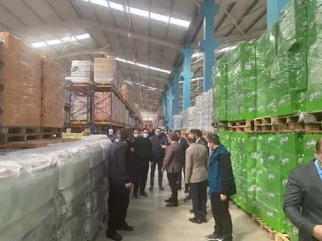 Marketleri denetleyen vali, yağların depolarda saklandığını görünce talimatı verdi: Götürün bunları vatandaşlara dağıtın