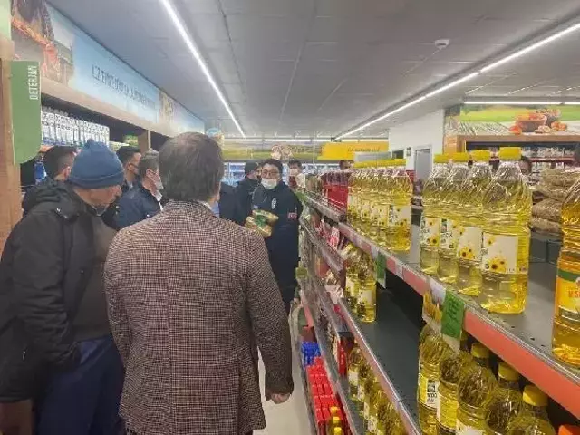 Marketleri denetleyen vali, yağların depolarda saklandığını görünce talimatı verdi: Götürün bunları vatandaşlara dağıtın