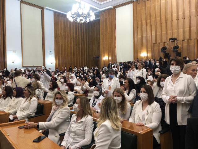 Meral Akşener, 8 Mart nedeniyle sadece kadınlara seslendi! Sözleri hepsini ayağa kaldırdı