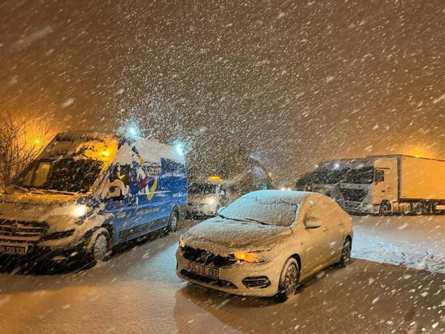 İstanbul'da günlerce sürecek kar yağışı başladı! Uyarılar art arda geliyor