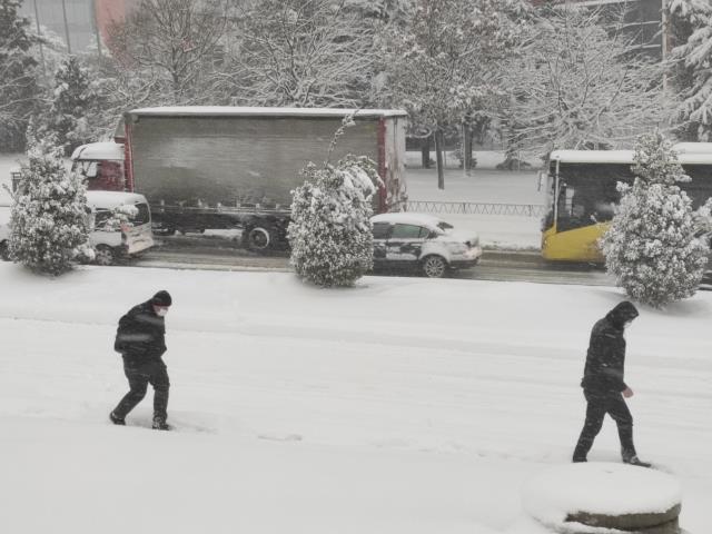 İBB Başkanı İmamoğlu'ndan vatandaşlara uyarı: En yoğun kar yağışı cumartesi olacak, evinizde kalın
