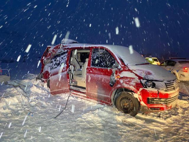 Karla mücadele devam ediyor! Bitlis'te öğretmenevi bahçesine çığ düştü, Bursa'da 11 araç zincirleme kaza yaptı