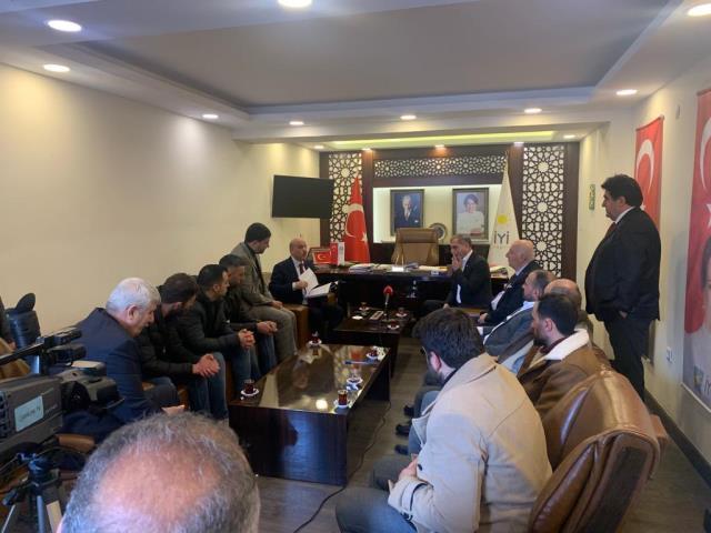 AK Parti'den istifa eden 200 kişi İYİ Parti'ye katıldı