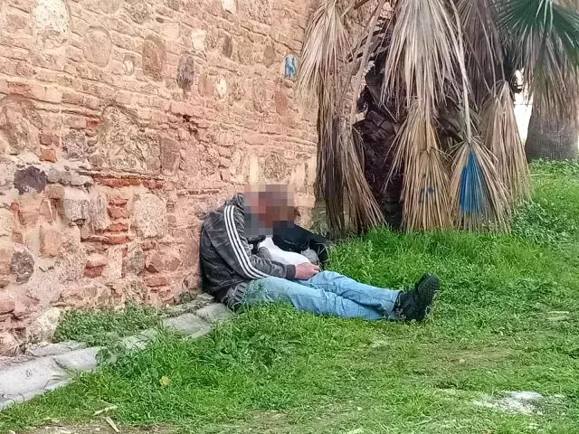 Madde bağımlısı şahıs, çocukların gözü önünde yere yığılıp kaldı