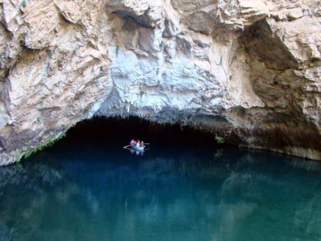 Araba ile tatil rotaları! Araba ile gidebileceğiniz tatil rotaları Kuşadası, Akyaka, Kemer, Foça, Ayvalık'ta gezilecek yerler