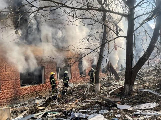 Rusya'nın saldırıları şiddetleniyor! Kiev'de 5 katlı apartman vuruldu, ölü sayısı artıyor