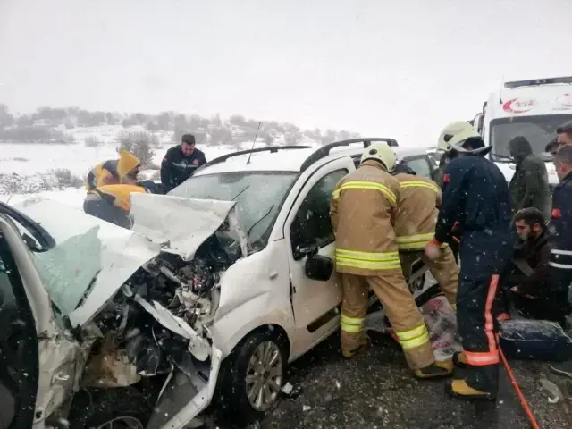Mardin'de iki araç kafa kafaya çarpıştı: 3 ölü, 8 yaralı