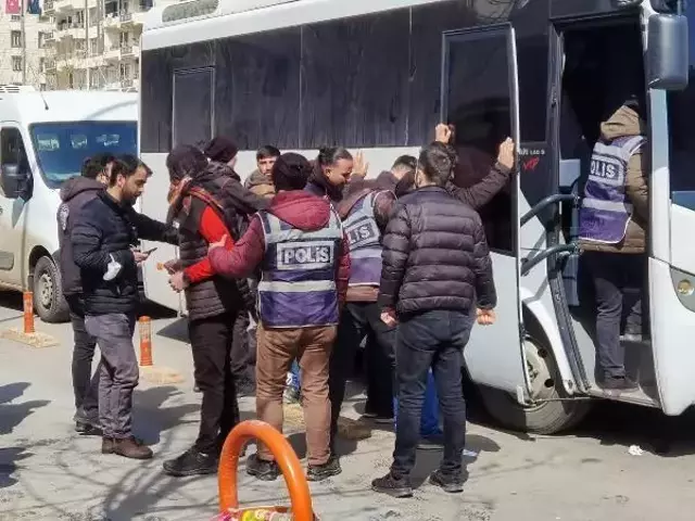 DİYARBAKIR'DA HDP'NİN NEVRUZ ETKİNLİĞİ; PKK LEHİNE SLOGAN ATANLARA GÖZALTI