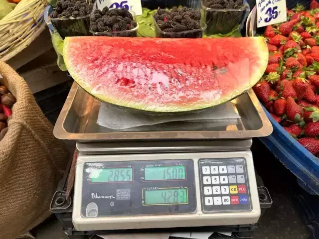 Fiyatı dudak uçuklatan karpuz, dilimle satılmaya başlandı