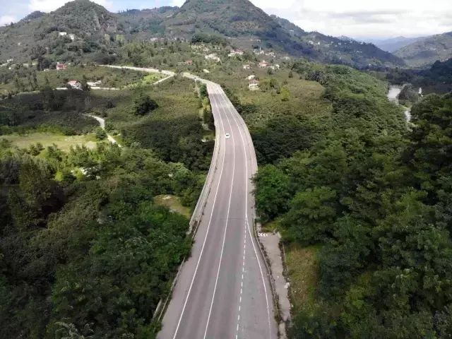 Maliyetinin 1 milyar liranın üzerinde olduğu 50 ili birleştiren yolun ilk etabı tamamlanmak üzere