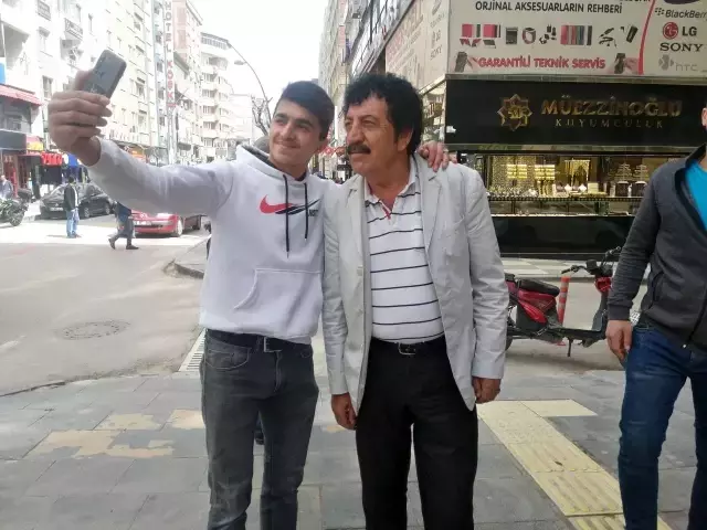 Görenleri şaşırtan benzerlik! Elazığlı Baki Çiçek, Müslüm Gürses'i andıran görüntüsüyle görenleri şaşırtıyor