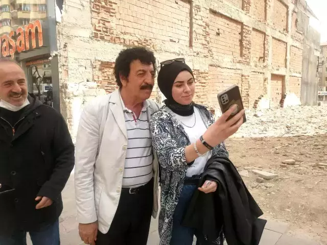 Görenleri şaşırtan benzerlik! Elazığlı Baki Çiçek, Müslüm Gürses'e benzerliğiyle görenleri şaşırtıyor.