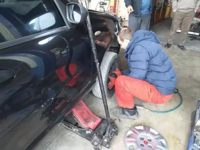 Azmiyle herkese örnek olan görme engelli şahıs 15 yıldır tamircilik yapıyor