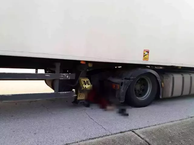 Arıza yapan tırını tamir etmek için aracın altına giren şoför, dorsenin altında kalarak can verdi