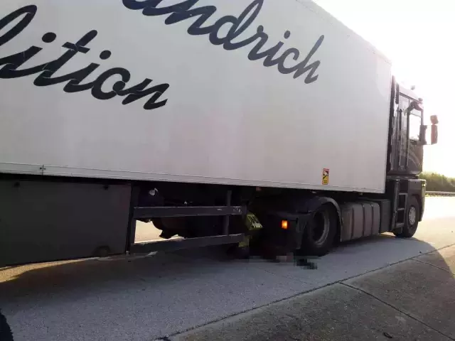 Arıza yapan tırını tamir etmek için aracın altına giren şoför, dorsenin altında kalarak can verdi