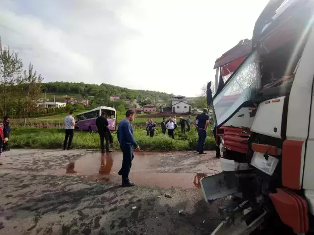 Kamyon ile otobüs çarpıştı, çok sayıda yaralı olduğu öğrenildi