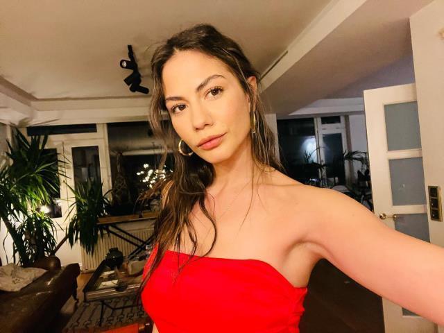 Mini elbiseli pozunu paylaşan Demet Özdemir'in saatinin fiyatı dudak uçuklatıyor! Tamı tamına 176 bin TL