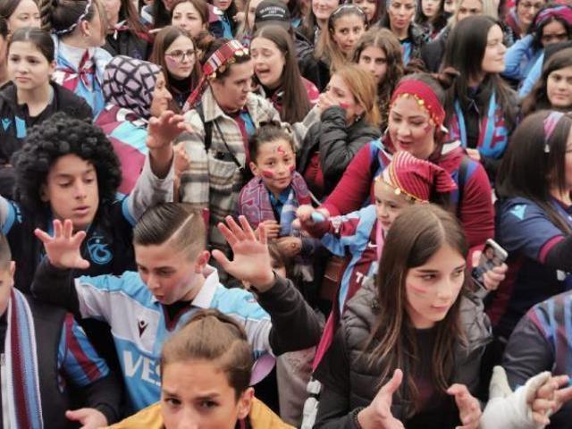 Trabzonspor'un şampiyonluğu Türkiye'nin dört bir yanında horonlar ve kol bastı ile kutlandı