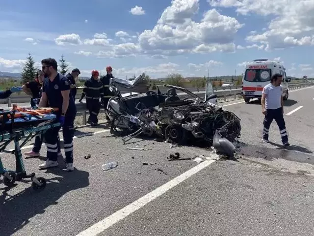 Park halindeki TIR'a çarpan otomobildeki sürücü yaralandı, yanındaki eşi yaralandı