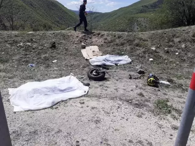 Motosikletle kaza yapan evli çift bariyerin altından sürüklenerek şarampole yuvarlandı