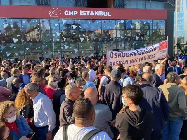 Kılıçdaroğlu'nun çağrısı üzerine hareke geçen kalabalık il binası önünü miting alanına çevirdi