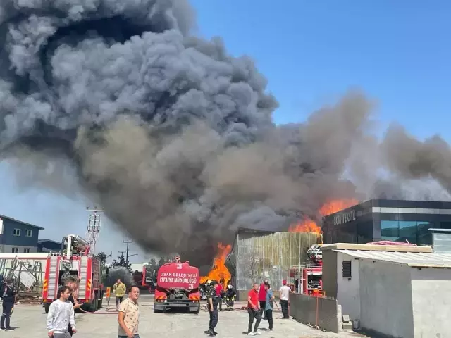 Uşak'ta tekstil fabrikasında yangın çıktı