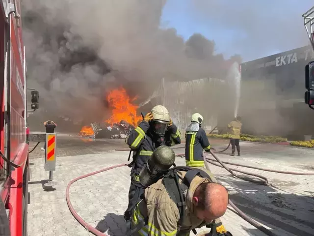 Uşak'ta tekstil fabrikasında yangın çıktı