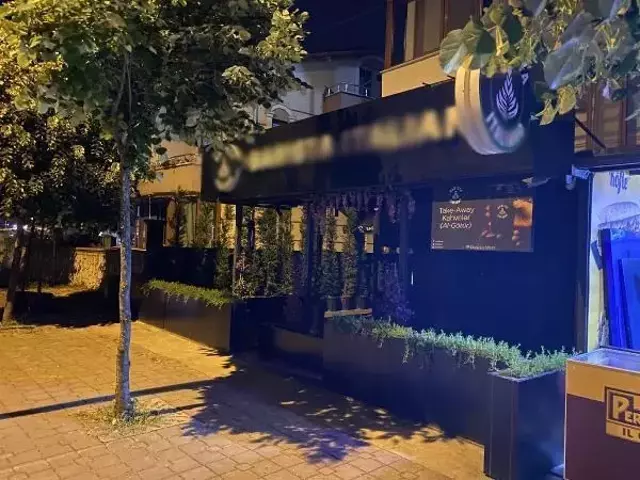 'Açık giyinmek yasaktır' yazısı olan kafede şort giyen genç kızları dışarı çıkartan personelin işine son verildi