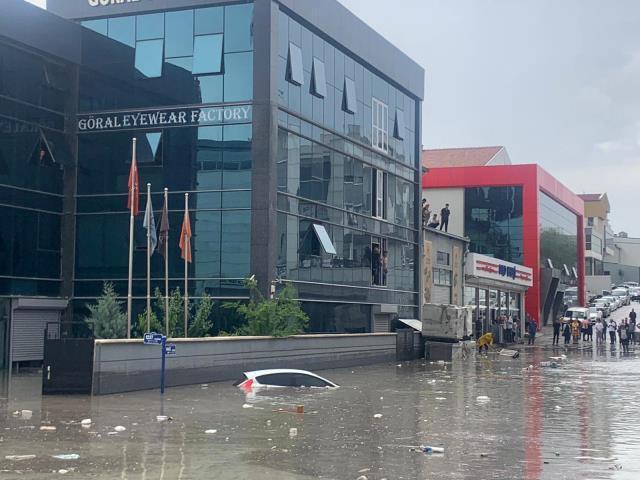 Ankara'da sağanak yağış nedeniyle yollar göle döndü! Bir iş yerinden 5 yaralı çıkarıldı, tahliyeler devam ediyor