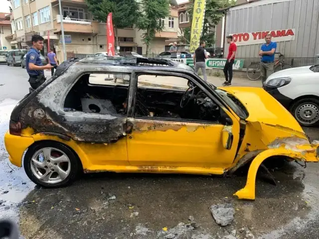 El freniyle dönmeye çalışan sürücü kaza yaptı! Araç alev alınca olay yerinden kaçtı