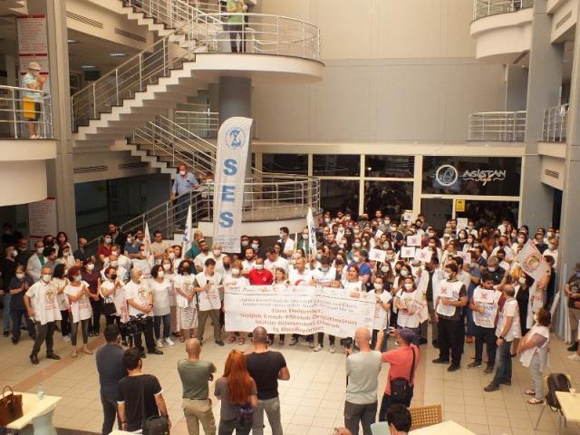On binlerce hekim TBMM'ye sunulan sağlık düzenlemesini protesto için 1 günlük iş bırakma eylemi yaptı
