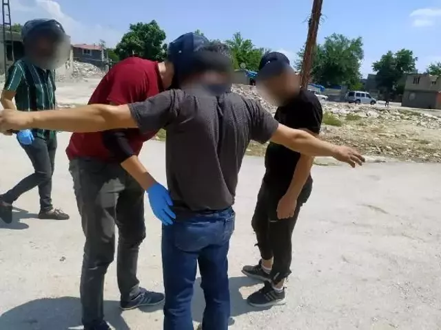 Polisten 'Cono Aşireti'nin mahallesine nefes kesen operasyon! Metruk binalar tek tek arandı