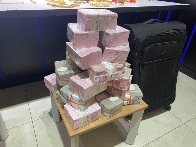 Demir Yumruk operasyonundan yeni detaylar! Baskın yapılan her yerden deste deste para çıkıyor