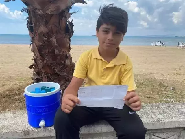 13 yaşındaki Alperen, su ve limonata satıp gelirini Mehmetçik Vakfı'na bağışlıyor