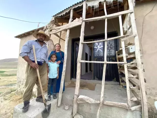 Türkiye'deki yılan ihbarına giden ekipler, evde gördükleri karşısında küçük dillerini yuttu