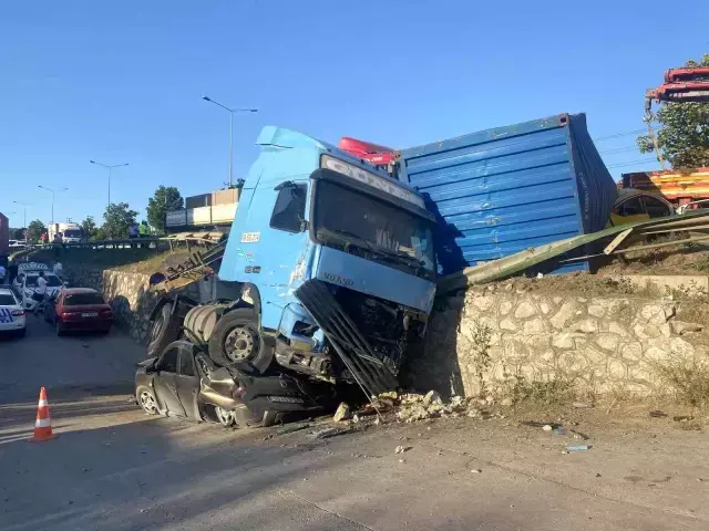 Bursa'da kontrolden çıkan tır 8 aracı böyle biçti : 1 ölü 1 yaralı