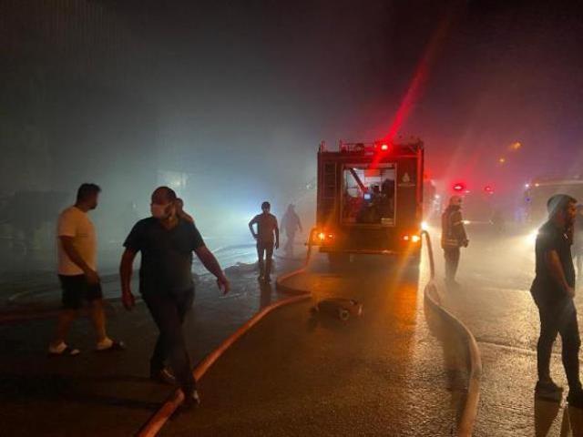 İstanbul'da geri dönüşüm fabrikasında yangın çıktı