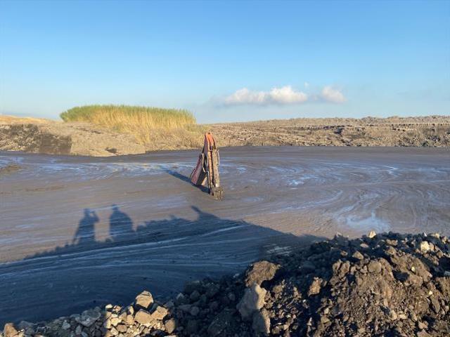 Kömür ocağında iş makinesi operatörü çamur altında kaldı! Arama çalışmaları saatlerdir sürüyor