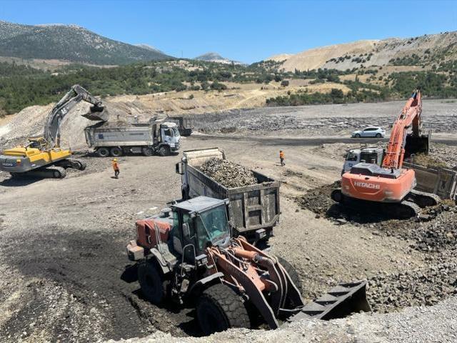 Kömür ocağında iş makinesi operatörü çamur altında kaldı! Arama çalışmaları saatlerdir sürüyor