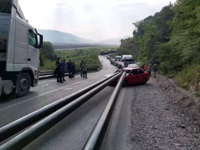 Tırdan düşen 3 tonluk borular, arkadan seyreden otomobili perte çıkardı