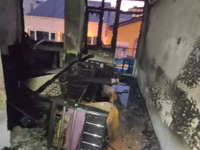 Yanan evin balkonundan alt kata atlayarak canını kurtardı