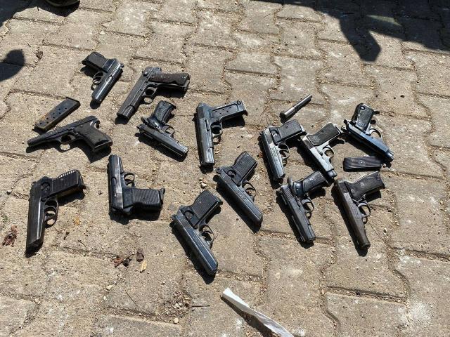 Ekiplerin aradığı otomobilden 14 tabanca çıktı