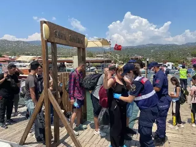 Kaçak göçmenleri 'Avrupa' diye Kekova Adası'na bıraktılar