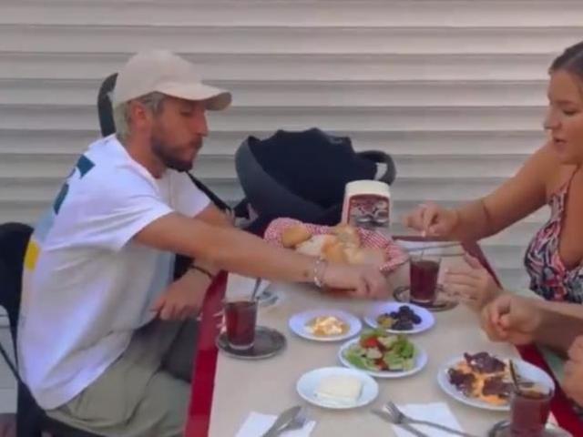 Çay içtiği bardağa dikkat! Galatasaray'ın yeni transferi Mertens esnaf lokantasında kahvaltı yaptı